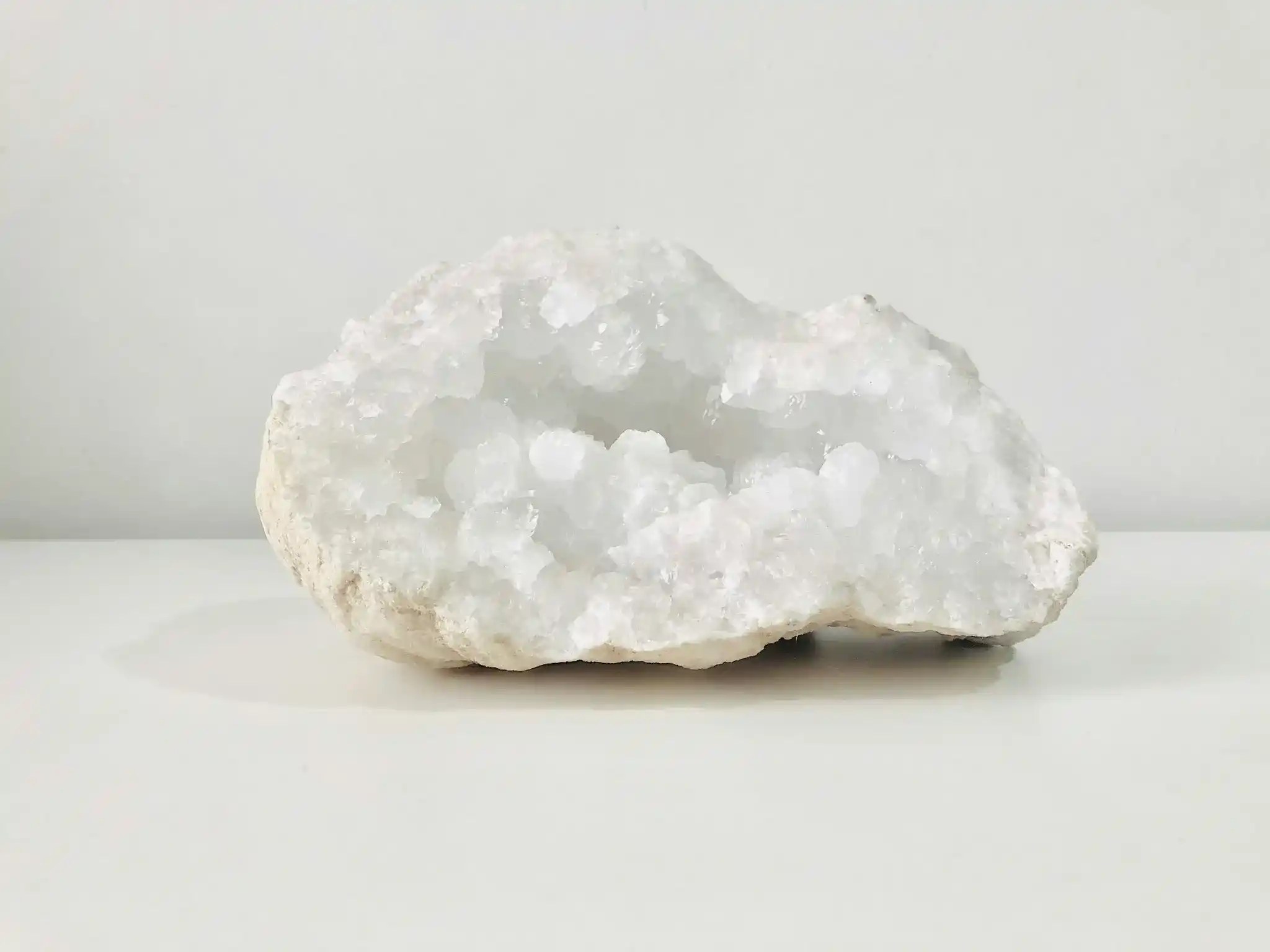 Piedra de cuarzo blanca en un fondo blanco