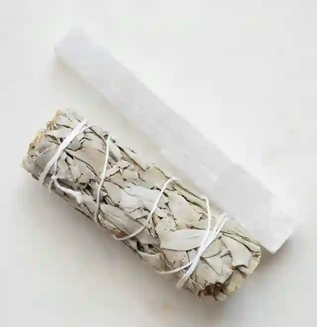 Sahumo junto con una piedra larga de cuarzo blanco